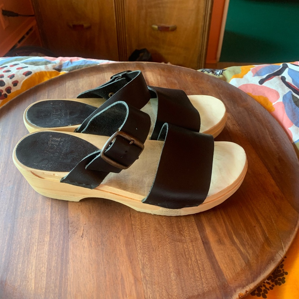 SVEN Black 2 Strap Sandal Clogs - Bendable base